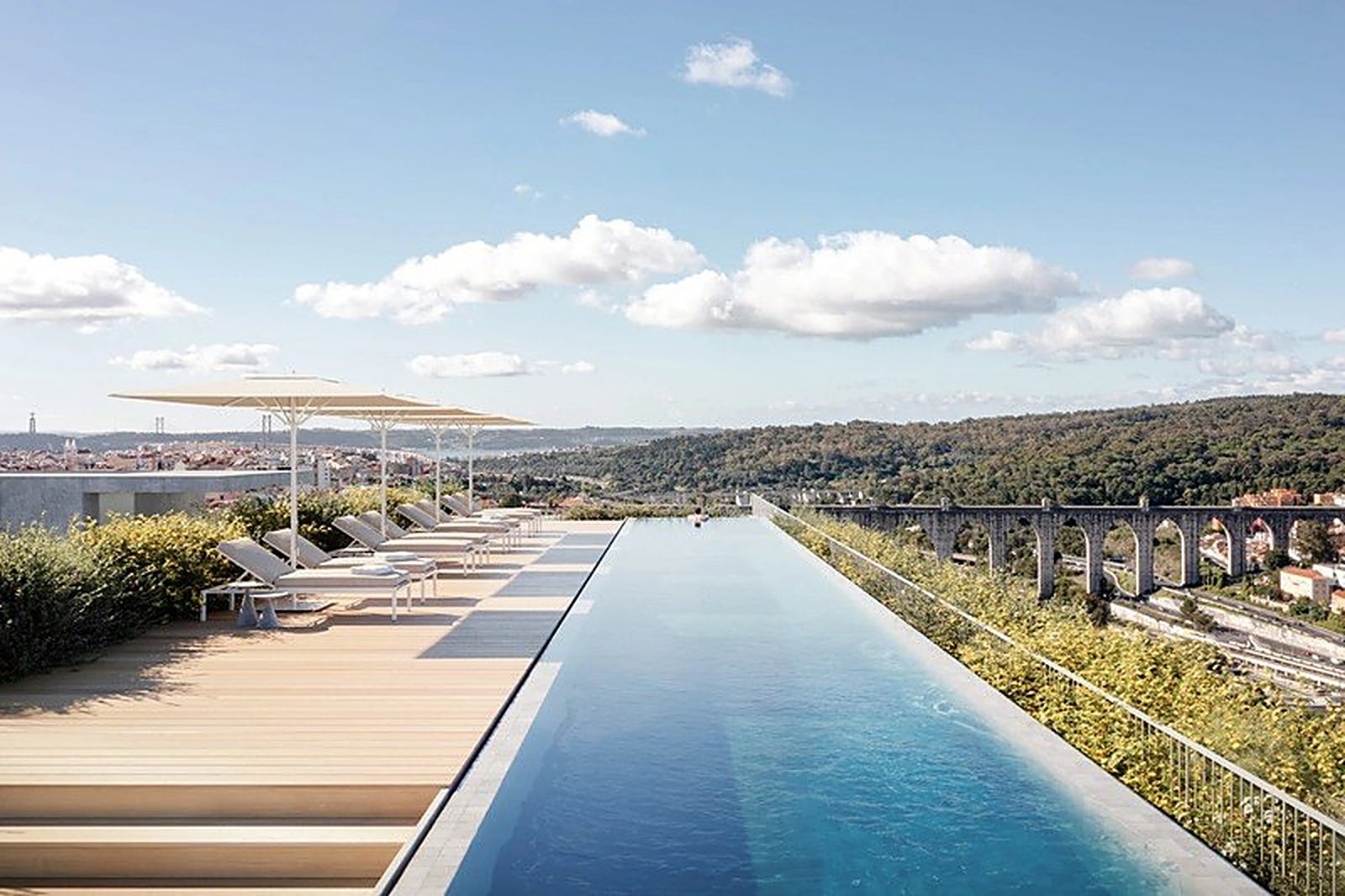Terraço com piscina e vista sobre Lisboa